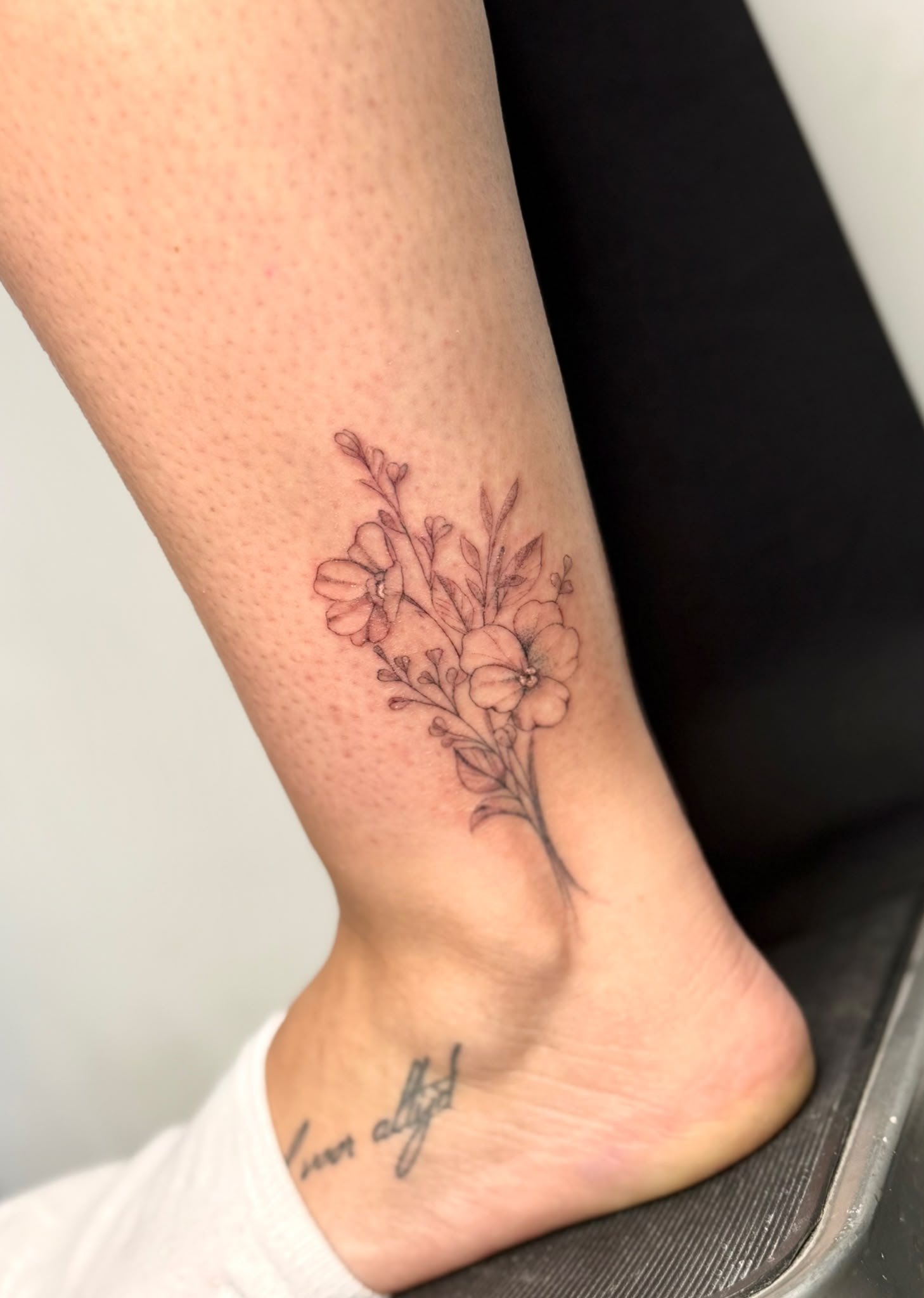 Fineline enkel tattoo detail