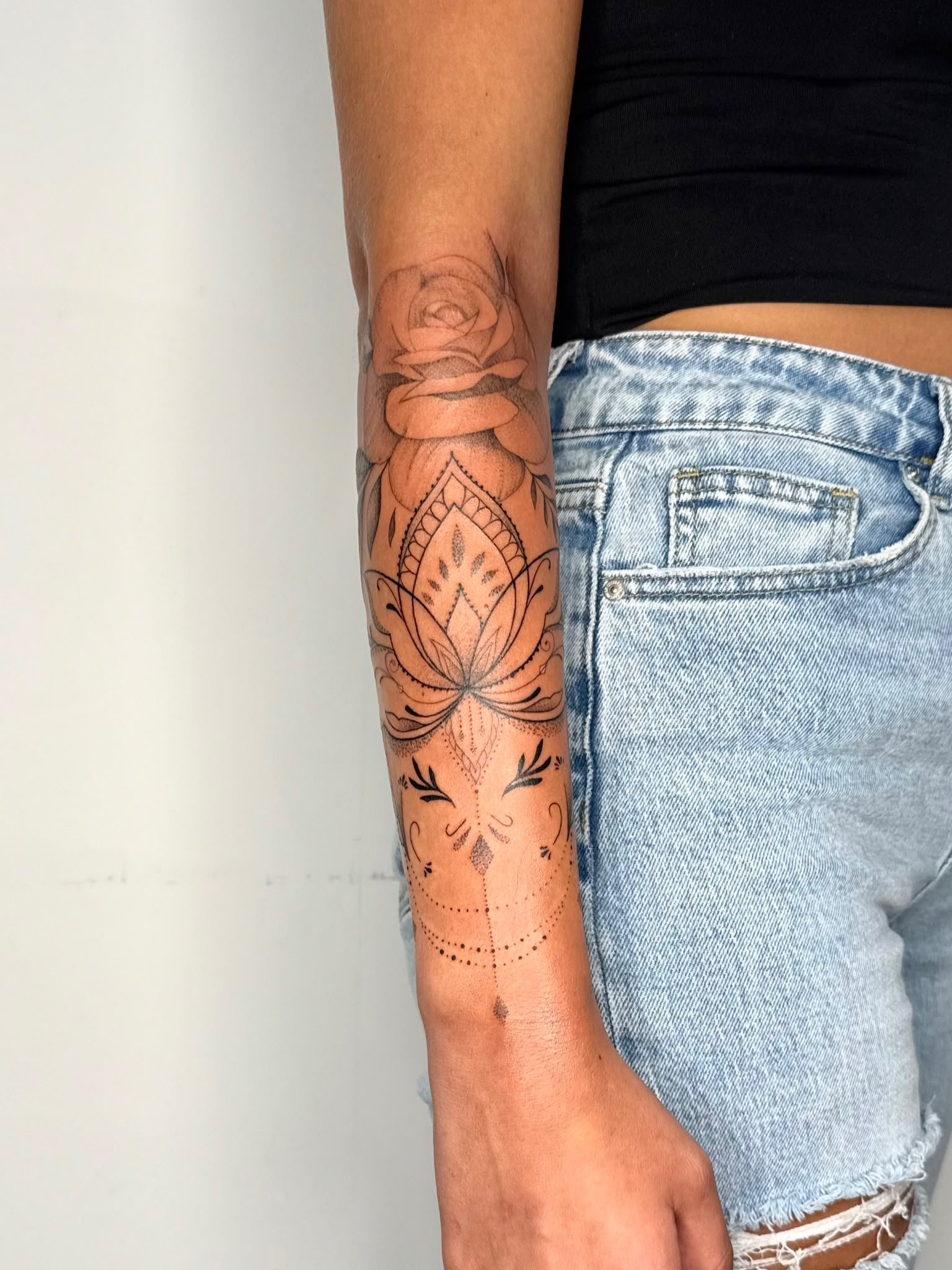 Fineline tattoo onderarm door Ink and Beauty by Tash