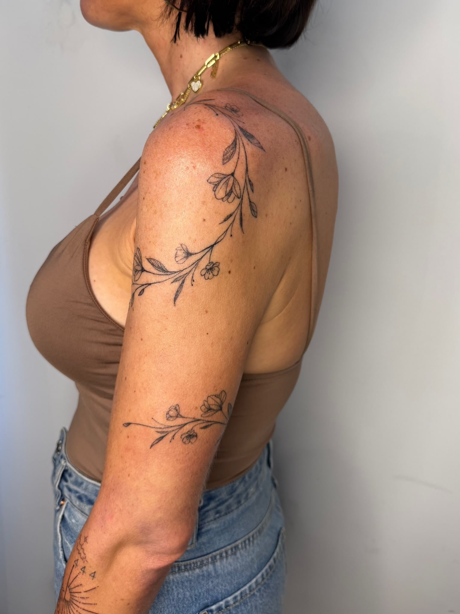 Fineline schouder tattoo door Tashley